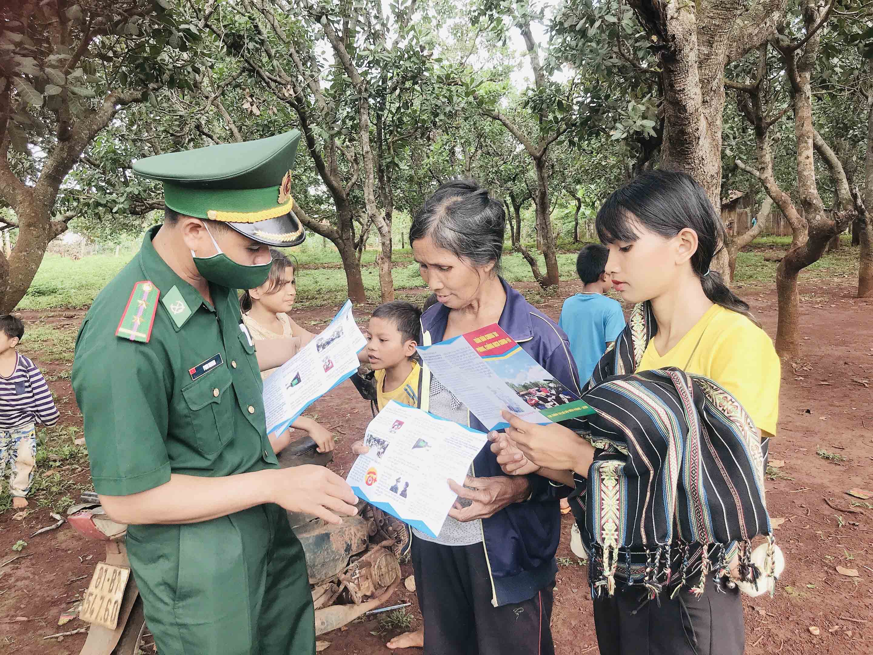  Quân dân phối hợp thực hiện tốt nhiệm vụ bầu cử, phòng chống dịch và bảo vệ biên giới